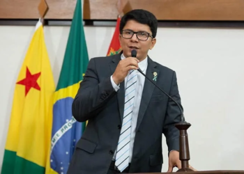 Deputados da base saem em defesa do prefeito e questionam demora no cumprimento dos mandados