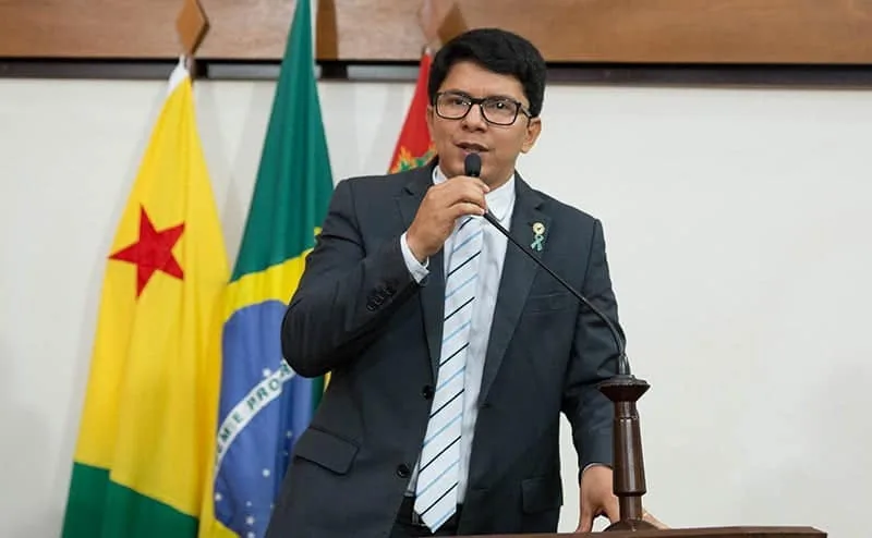 Deputados da base saem em defesa do prefeito e questionam demora no cumprimento dos mandados