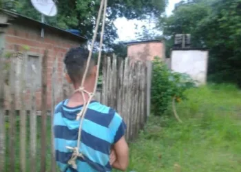Após tentar roubar fios em um poste, homem é amarrado por populares no Taquarí