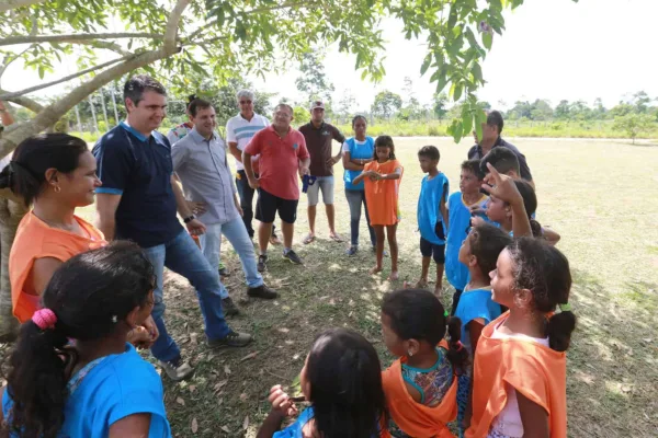 Prefeito visita escolas rurais do Quixadá e entrega material para a prática de esporte