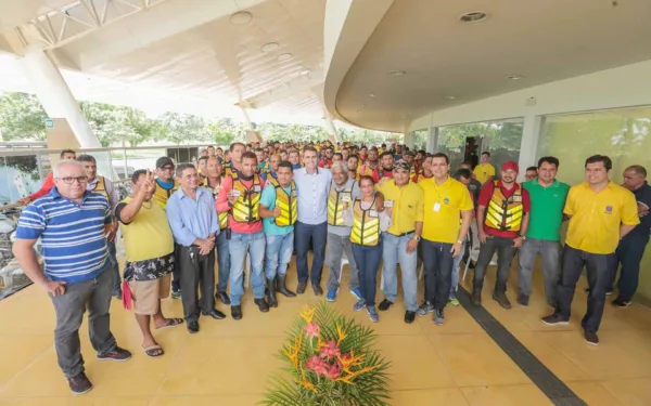 Marcus Alexandre entrega 60 novas permissões para o serviço de mototáxi em Rio Branco