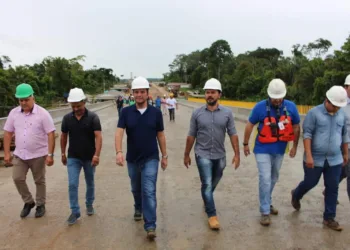 Cameli lidera caravana de empresários em visita técnica às obras da ponte sobre o Rio Madeira