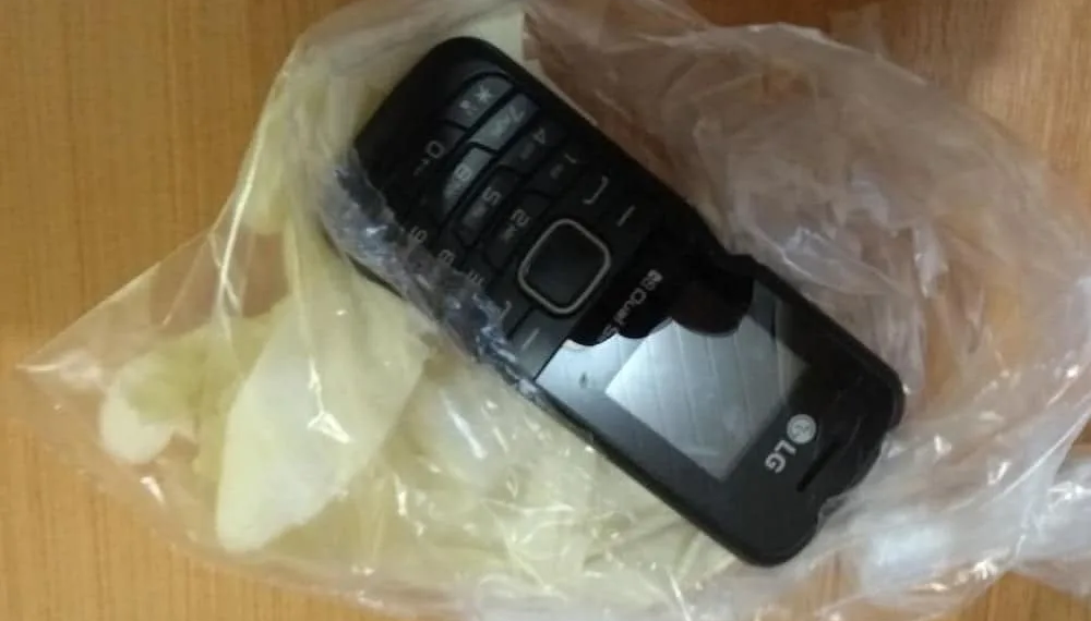 Detento finge mal estar, é levado a hospital e na volta a presídio tenta entrar com celular no ânus