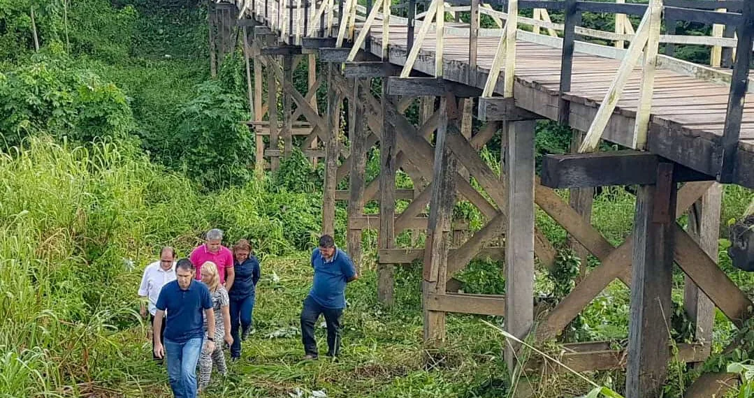 Prefeito determina interdição de passarela na Baixada para recuperação