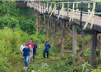 Prefeito determina interdição de passarela na Baixada para recuperação