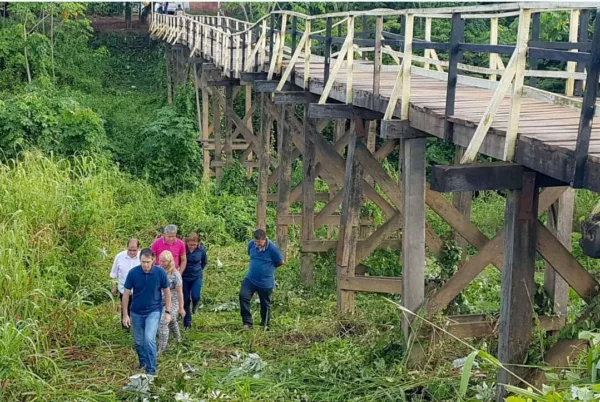 Prefeito determina interdição de passarela na Baixada para recuperação