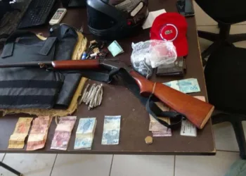 Polícia Militar frustra reunião criminosa e aprende arma de fogo e drogas