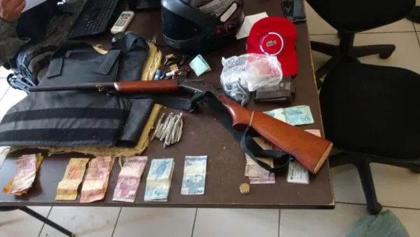 Polícia Militar frustra reunião criminosa e aprende arma de fogo e drogas