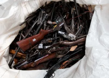 Um ano após decreto, país reutiliza menos de 200 armas das mais de 135 mil apreendidas