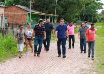 Marcus Alexandre percorre ruas do bairro Taquari e programa melhorias