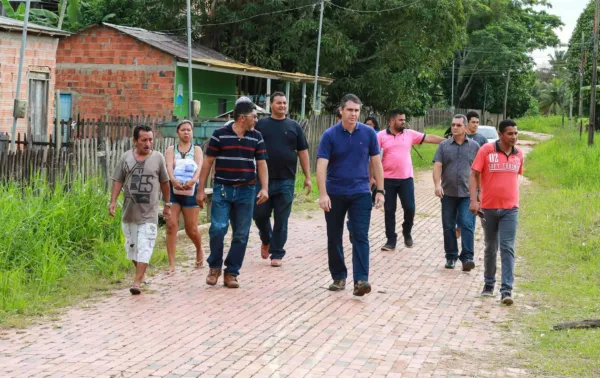 Marcus Alexandre percorre ruas do bairro Taquari e programa melhorias