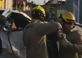 Carro capota com quatro pessoas e condutor fica preso às ferragens em Rio Branco
