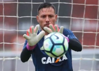 Diego Alves fratura a clavícula e desfalca o Flamengo no restante do ano