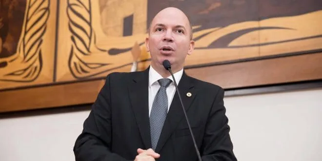 Deputado Gehlen Diniz questiona terceirização do Huerb