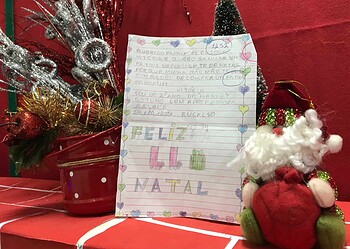 Criança de 4 anos emociona ao pedir um bolo para dividir com sua irmã