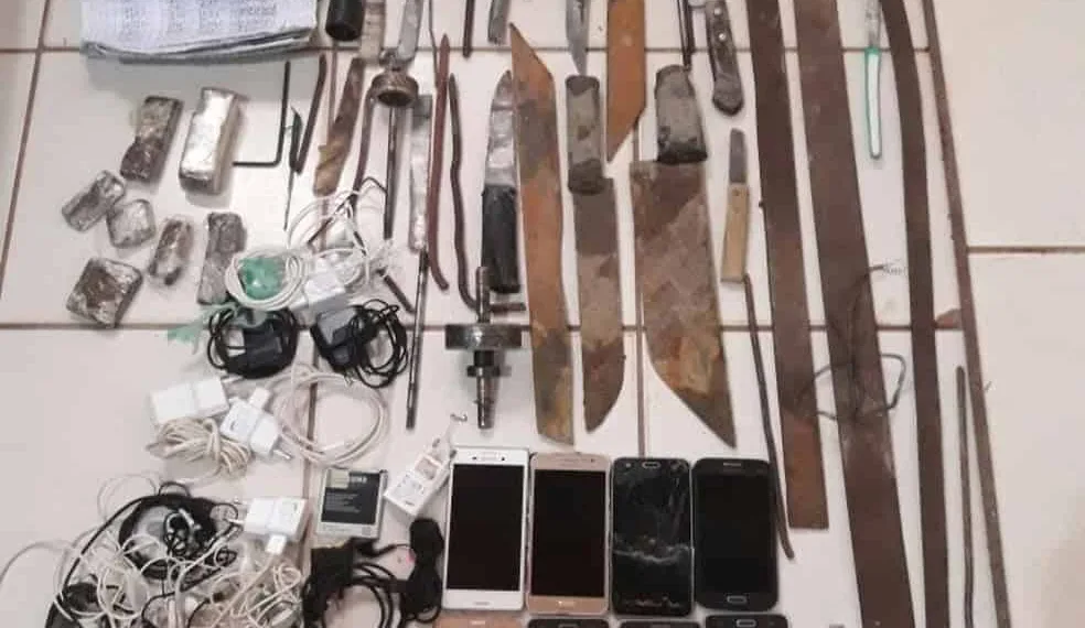 Celulares, armas, drogas e bebidas artesanais são apreendidos durante revista em presídio