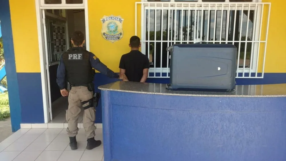 Adolescente é apreendido com 9 quilos de cocaína dentro de mala