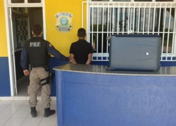 Adolescente é apreendido com 9 quilos de cocaína dentro de mala