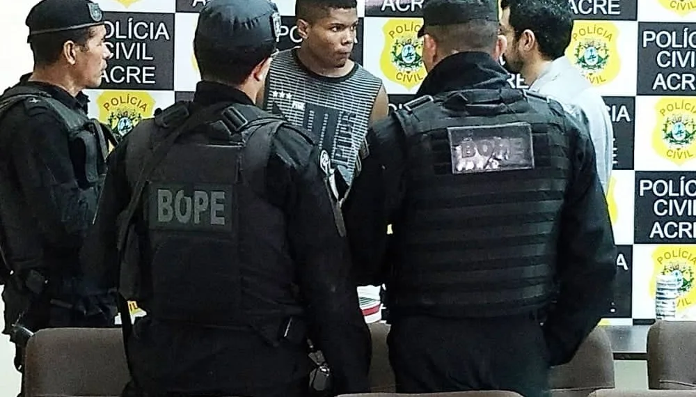 Matheus Silva, mais conhecido como Choroco, conversou com o delegado Rêmulo Diniz e policiais do Bope - FOTO ALINE NASCIMENTO G1 AC