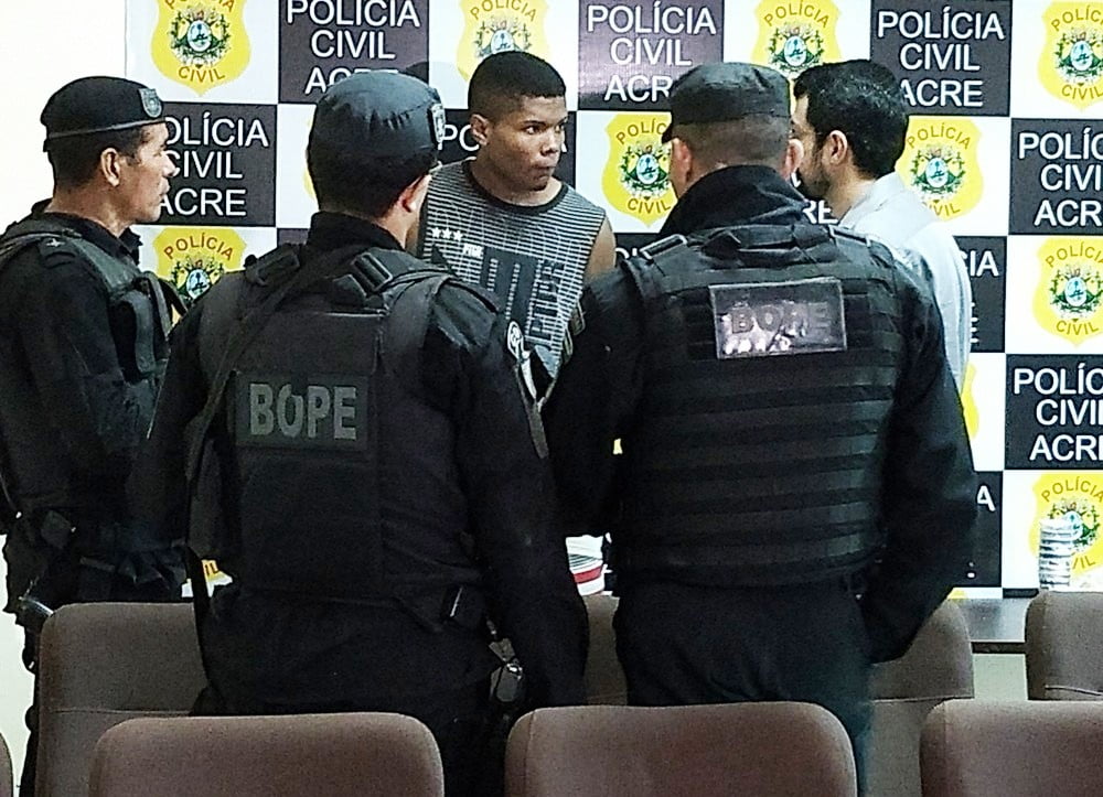 Matheus Silva, mais conhecido como Choroco, conversou com o delegado Rêmulo Diniz e policiais do Bope - FOTO ALINE NASCIMENTO G1 AC