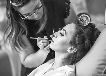 Procura por maquiagem profissional cresce 100% durante festas de fim de ano