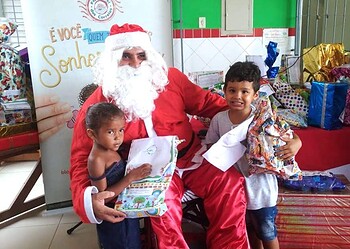Correios começam a entregar os presentes dos padrinhos que adotaram cartinhas