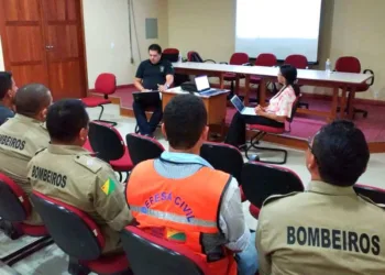 Encontro debate plano de atuação em possível enchente no Vale do Juruá
