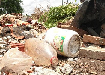 Com período de chuvas, qualquer entulho perto de caso pode se transformar em criadouro do Aedes aegypti