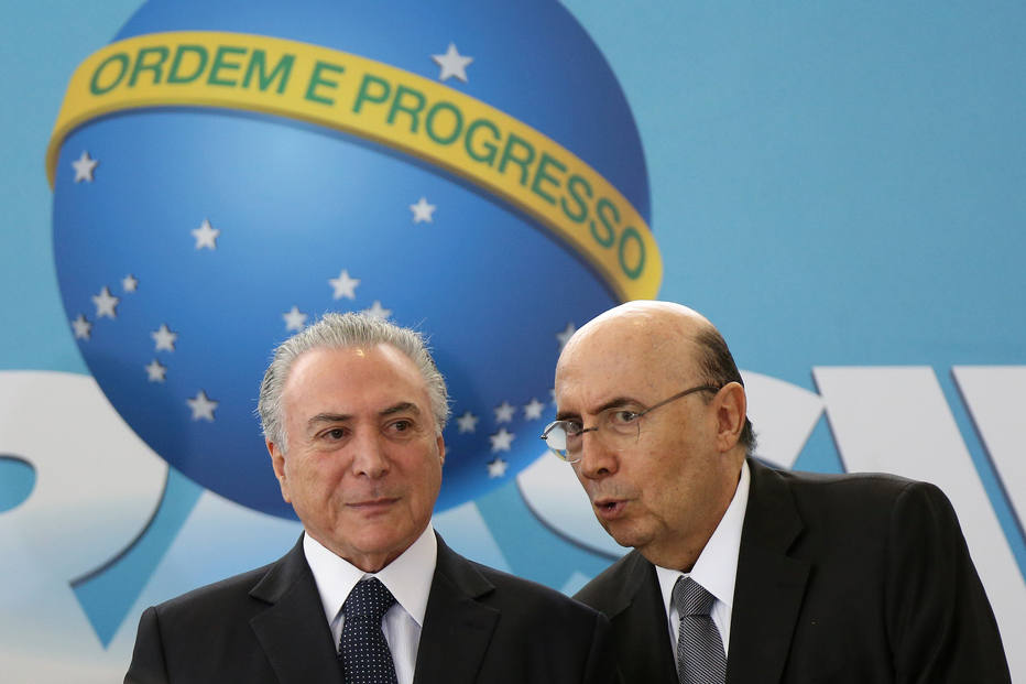 Brazil's President Michel Temer speaks with Brazil's Finance Minister Henrique Meirelles during a ceremony to launch the new program of the Brazilian state development lender BNDES at the Planalto Palace in Brasilia, Brazil August 23, 2017. REUTERS/Adriano Machado