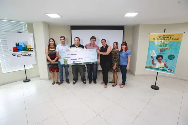 Ganhadores recebem premiação do 1º sorteio do programa Nota Premiada