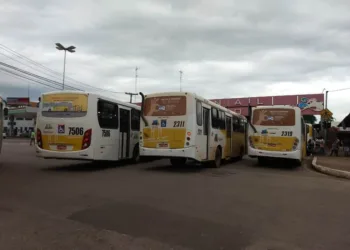 Motoristas de ônibus param por 30 minutos em protesto após colega ser baleado em assalto no AC