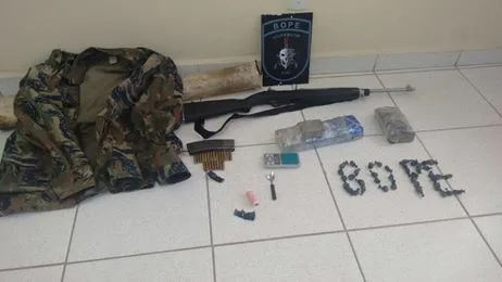 Durante operação, Polícia Militar apreende arma, munições e drogas na Baixada da Sobral