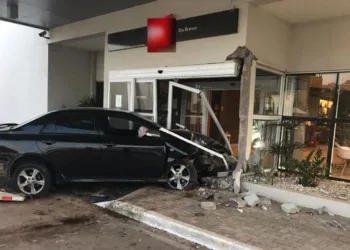 Carro invadiu recepção de um hotel, na BR-364 (Foto Divulgação PRFAC)