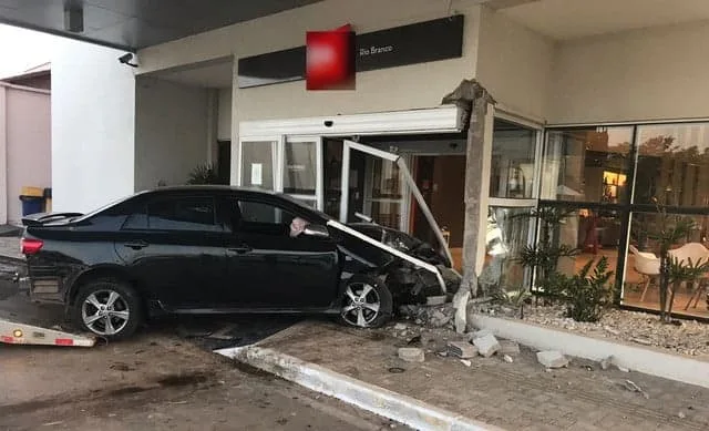 Carro invadiu recepção de um hotel, na BR-364 (Foto Divulgação PRFAC)
