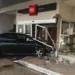 Carro invadiu recepção de um hotel, na BR-364 (Foto Divulgação PRFAC)