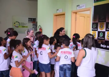 Estudantes conhecem trabalho em delegacia por meio de projeto da Polícia Civil