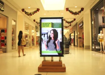 Totens digitais a serviço dos clientes do Via Verde Shopping