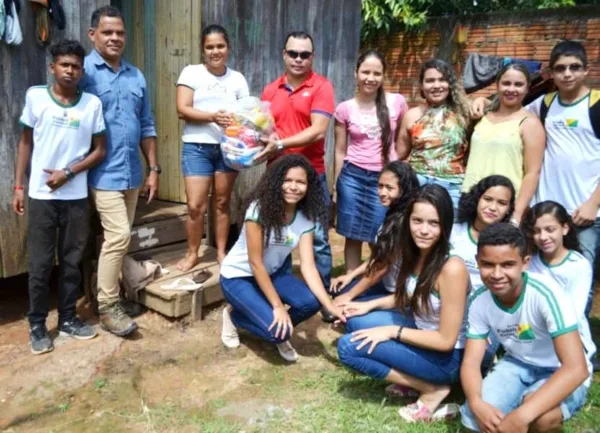 Estudantes entregam cestas básicas para famílias carentes no bairro Eldorado