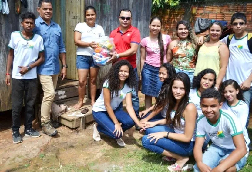 Estudantes entregam cestas básicas para famílias carentes no bairro Eldorado