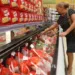 Famílias substituem itens para economizar na ceia de natal