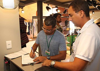 Procon fiscaliza comércio para evitar práticas abusivas nas compras de fim de ano