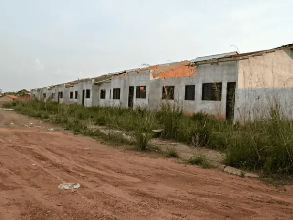 PM retira cerca de 200 pessoas que invadiram imóveis do Residencial Andirá