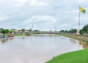 Rio Acre passa dos 12 metros e boxes já são instalados no Parque de Exposição