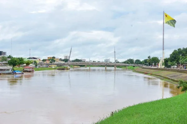 Rio Acre passa dos 12 metros e boxes já são instalados no Parque de Exposição
