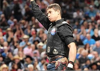 Ramon de Lima com 25 anos, o acreano é destaque no ranking do melhores competidores de montaria em touros do mundo (FOTO/REPRODUÇÃO)