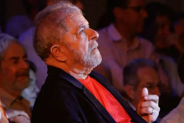 Lula pode ser candidato mesmo condenado; eventual posse depende de recursos