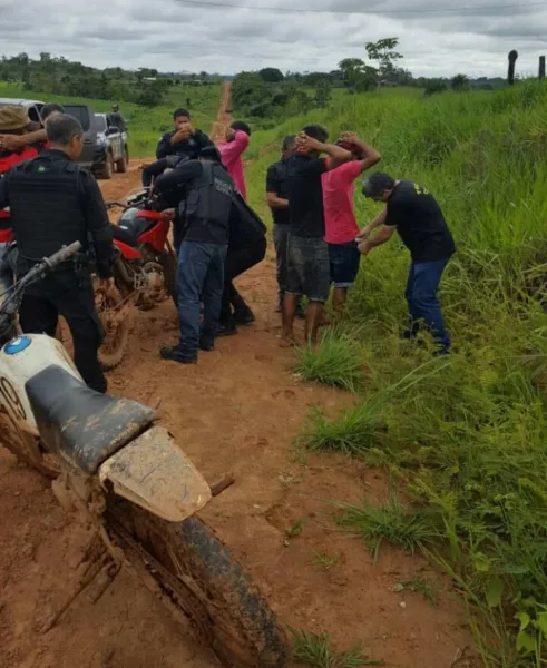 Quatro pessoas são presas com motos roubadas e armas em operação da polícia 1 Quatro pessoas são presas com motos roubadas e armas em operação da polícia