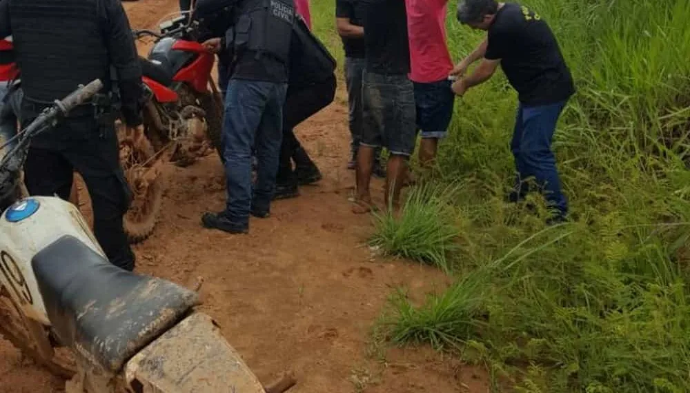 Quatro pessoas são presas com motos roubadas e armas em operação da polícia