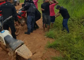 Quatro pessoas são presas com motos roubadas e armas em operação da polícia