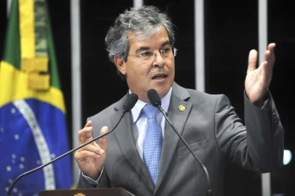 Jorge Viana fecha 2017 entre os 100 mais influentes do Congresso